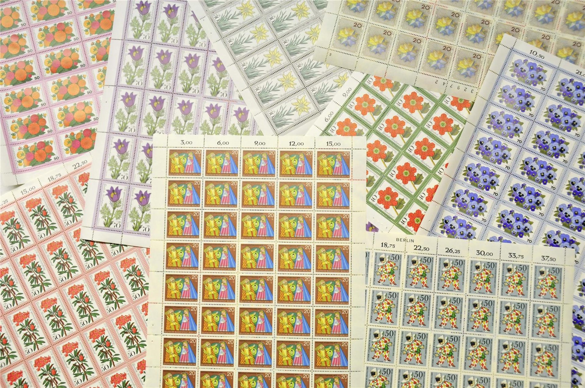 Wohlfahrtsmarken aus verschiedenen Jahren